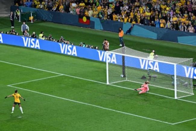 Fowler sends Durand in the French goal the wrong way.